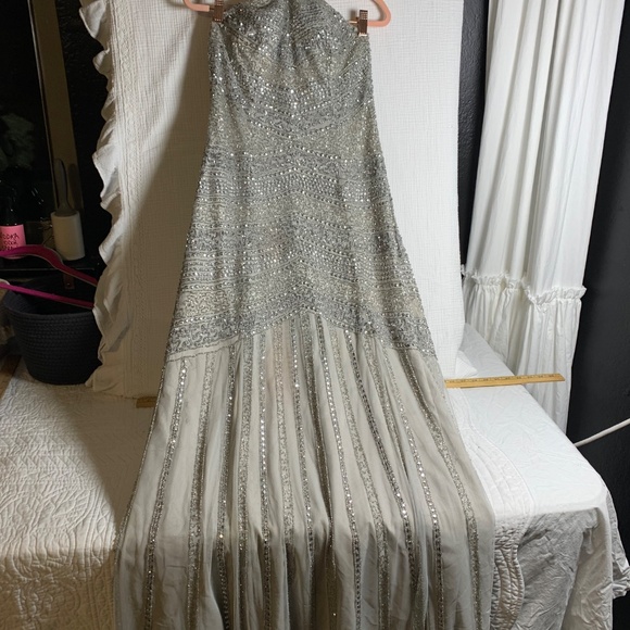 Aidan Mattox US sz 4 formal gown prom, banquet silver sequins flowy and elegant - Picture 5 of 16